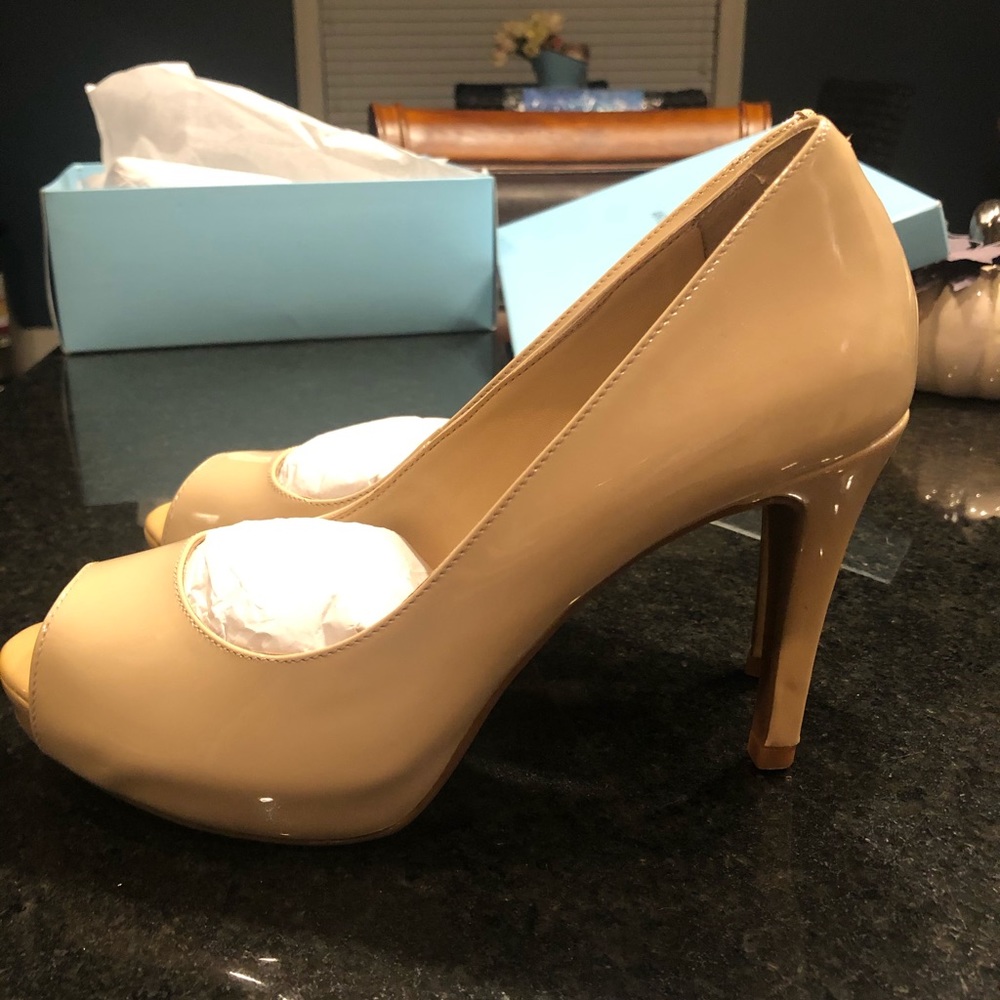 Antonio Melani heels Size 7 beige